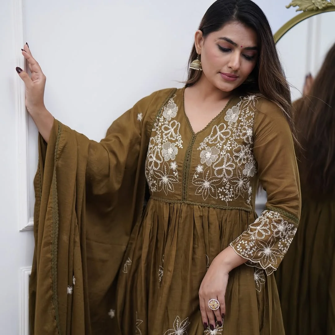 Women's Cotton Silk Kurta Set with Palazzo & Dupatta in Olive Green — photo 4 of 9
