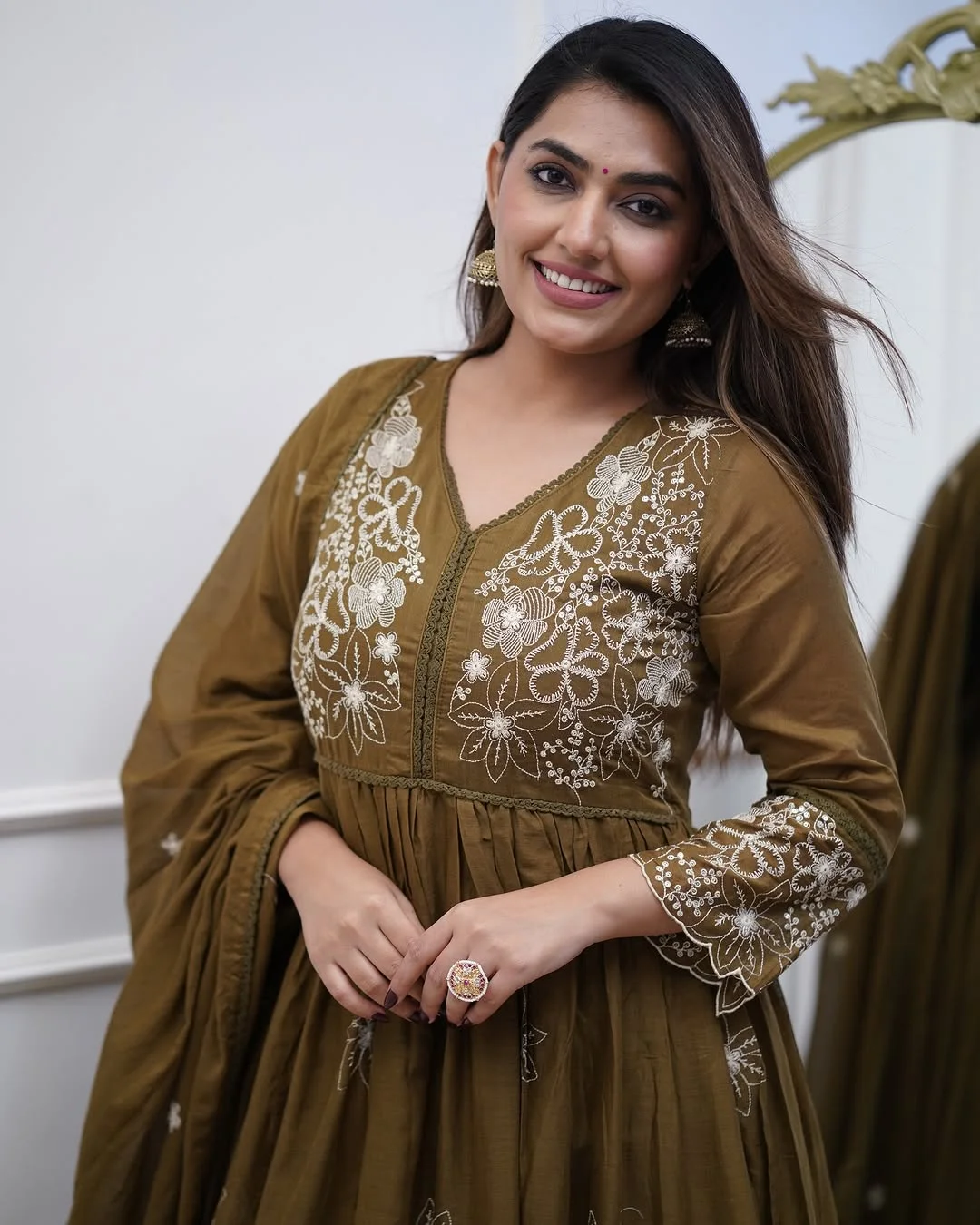 Women's Cotton Silk Kurta Set with Palazzo & Dupatta in Olive Green — photo 5 of 9