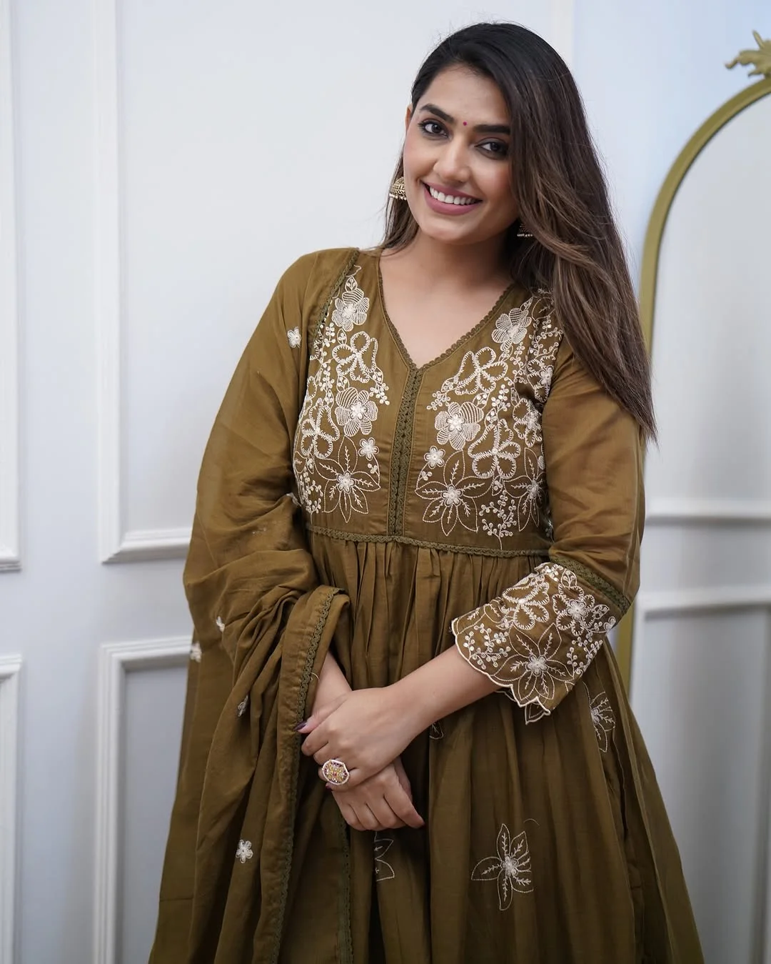 Women's Cotton Silk Kurta Set with Palazzo & Dupatta in Olive Green — photo 7 of 9