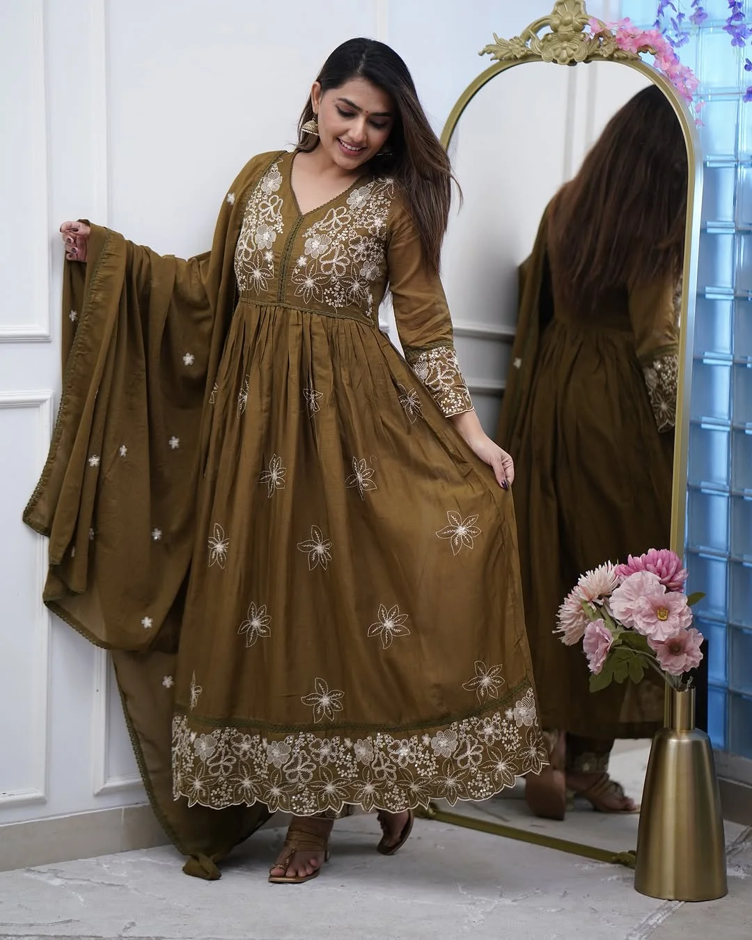 Women's Cotton Silk Kurta Set with Palazzo & Dupatta in Olive Green — photo 8 of 9