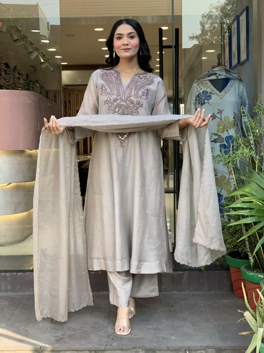 Women's Muslin Cotton Kurta Set with Pant & Dupatta in Cream — photo 6 of 7
