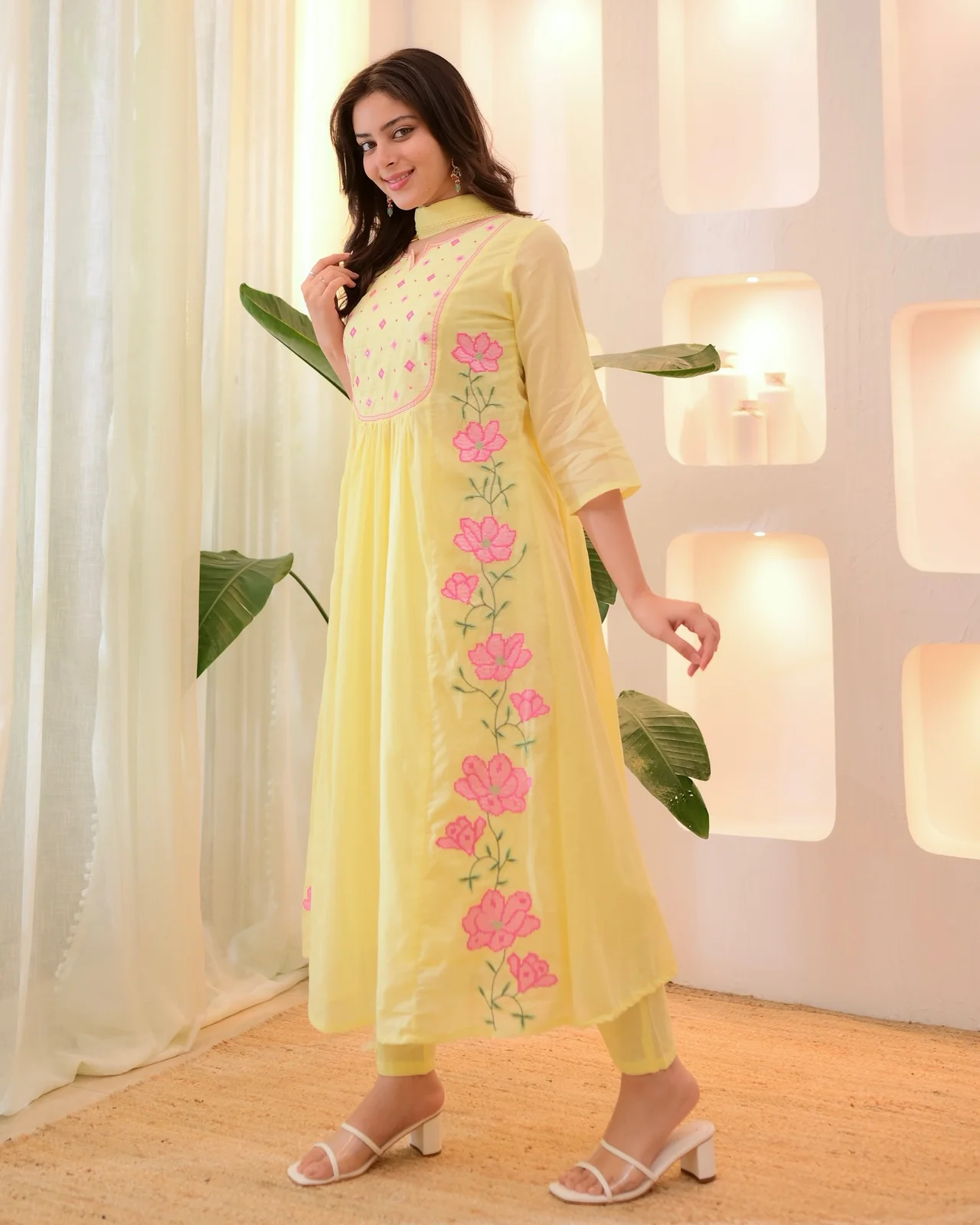 Women's Parampara Silk Kurta Set with Pant and Organza Dupatta in Yellow — photo 3 of 6