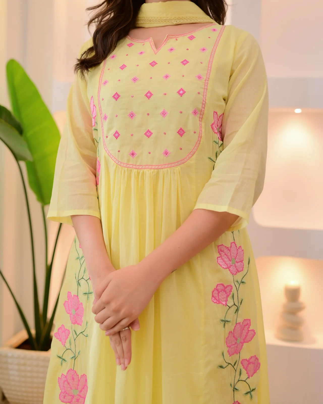 Women's Parampara Silk Kurta Set with Pant and Organza Dupatta in Yellow — photo 4 of 6