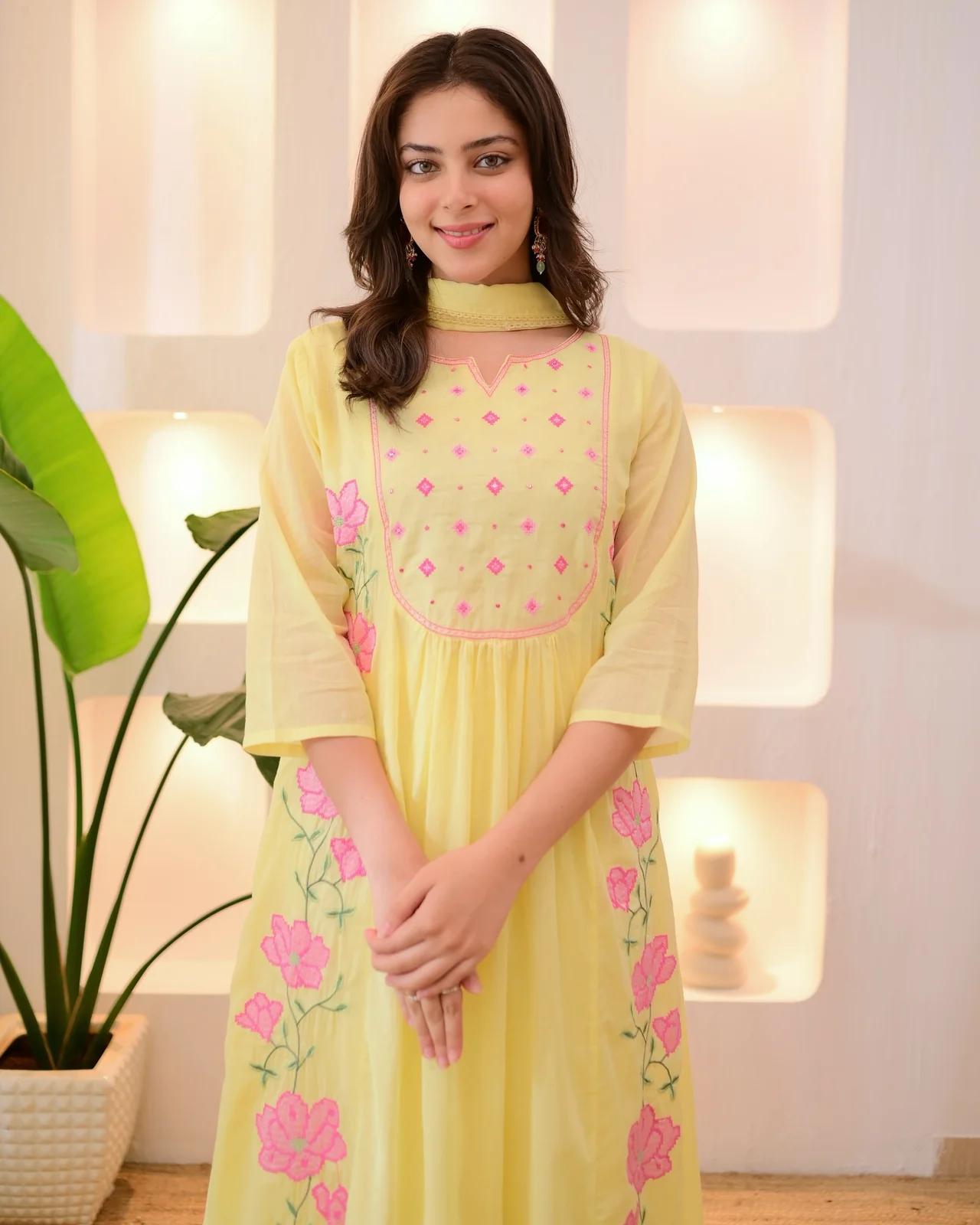 Women's Parampara Silk Kurta Set with Pant and Organza Dupatta in Yellow — photo 5 of 6
