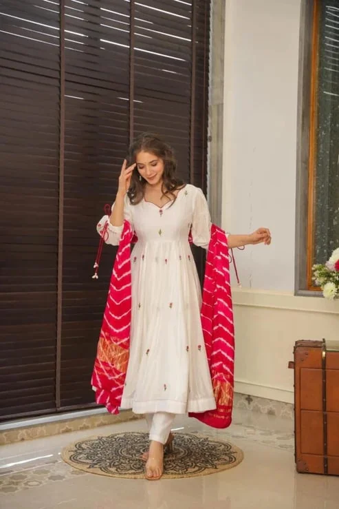 Women's Chanderi Silk Kurta Set with Pant and Dupatta in White — photo 3 of 6