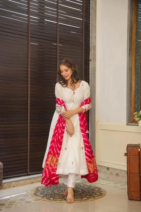 Women's Chanderi Silk Kurta Set with Pant and Dupatta in White — photo 4 of 6