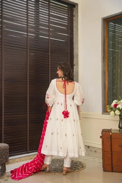 Women's Chanderi Silk Kurta Set with Pant and Dupatta in White — photo 5 of 6