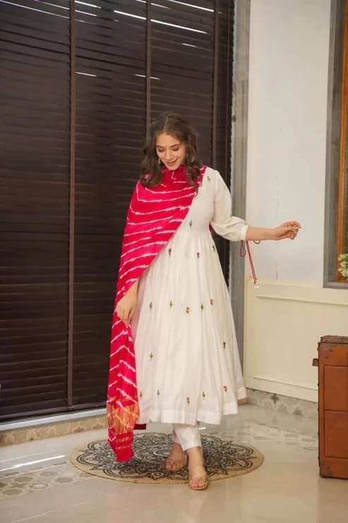 Women's Chanderi Silk Kurta Set with Pant and Dupatta in White — photo 6 of 6