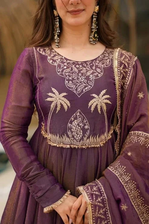 Women's Chanderi Silk Embroidered Kurta Set with Pant and Jacquard Dupatta in Purple — photo 2 of 6