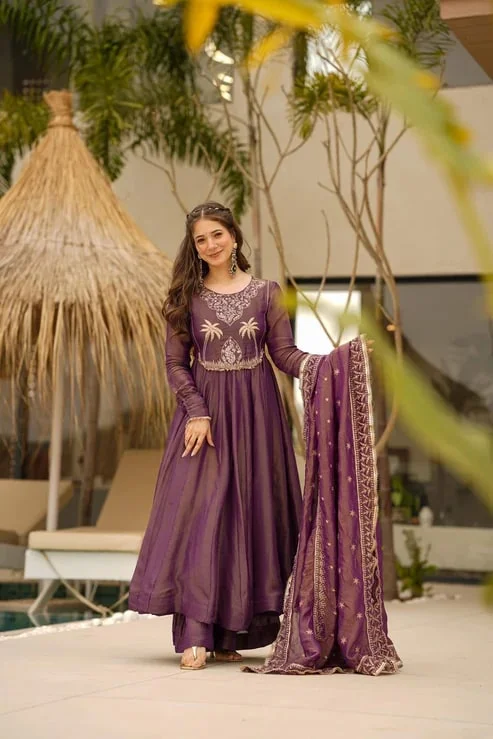 Women's Chanderi Silk Embroidered Kurta Set with Pant and Jacquard Dupatta in Purple — photo 3 of 6