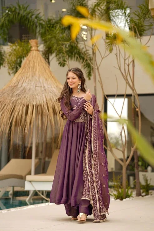Women's Chanderi Silk Embroidered Kurta Set with Pant and Jacquard Dupatta in Purple — photo 4 of 6