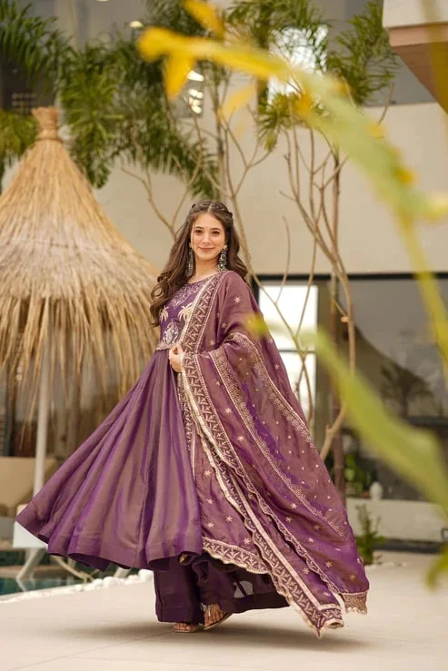 Women's Chanderi Silk Embroidered Kurta Set with Pant and Jacquard Dupatta in Purple — photo 5 of 6
