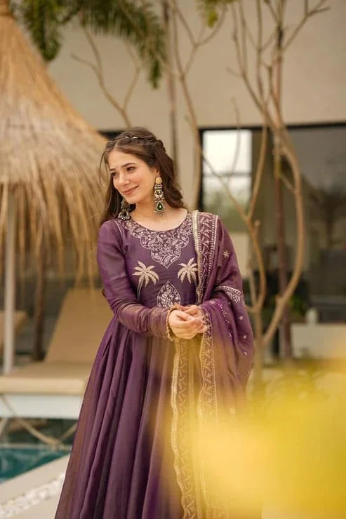 Women's Chanderi Silk Embroidered Kurta Set with Pant and Jacquard Dupatta in Purple — photo 6 of 6