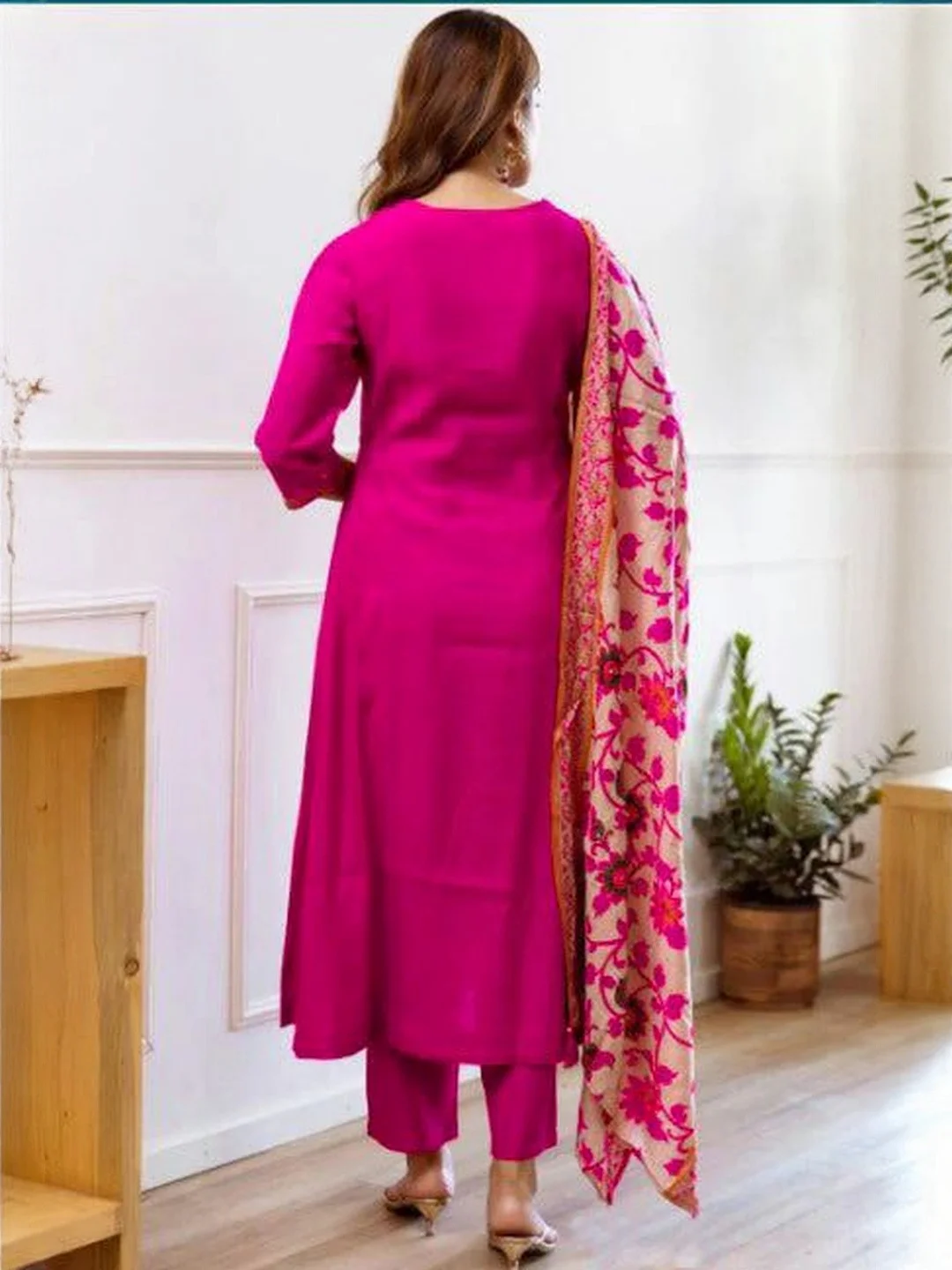 Women's Muslin Kurta Set with Plain Bottom and Floral Silk Dupatta in Rani Pink — photo 5 of 7
