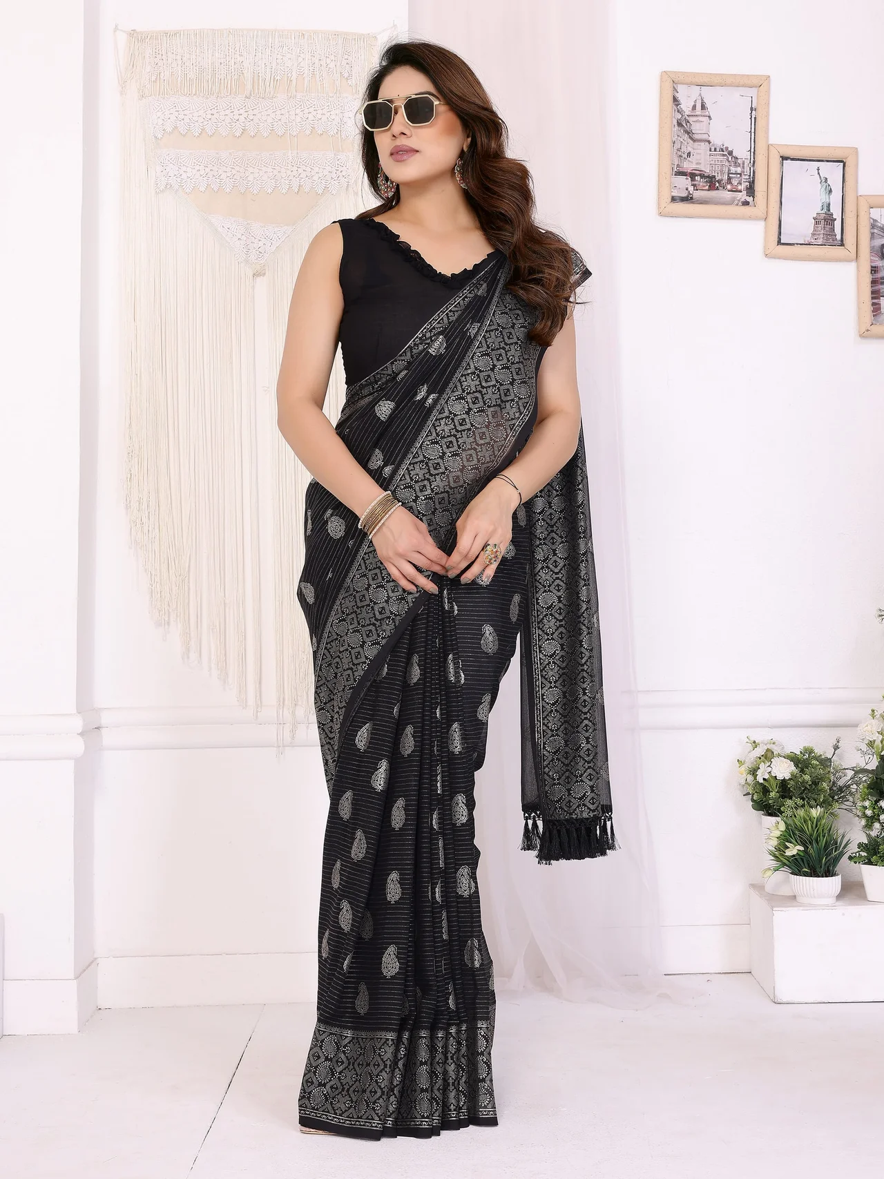 Georgette Plain Saree with Foil Work & Lace Detailing in Black — photo 2 of 8