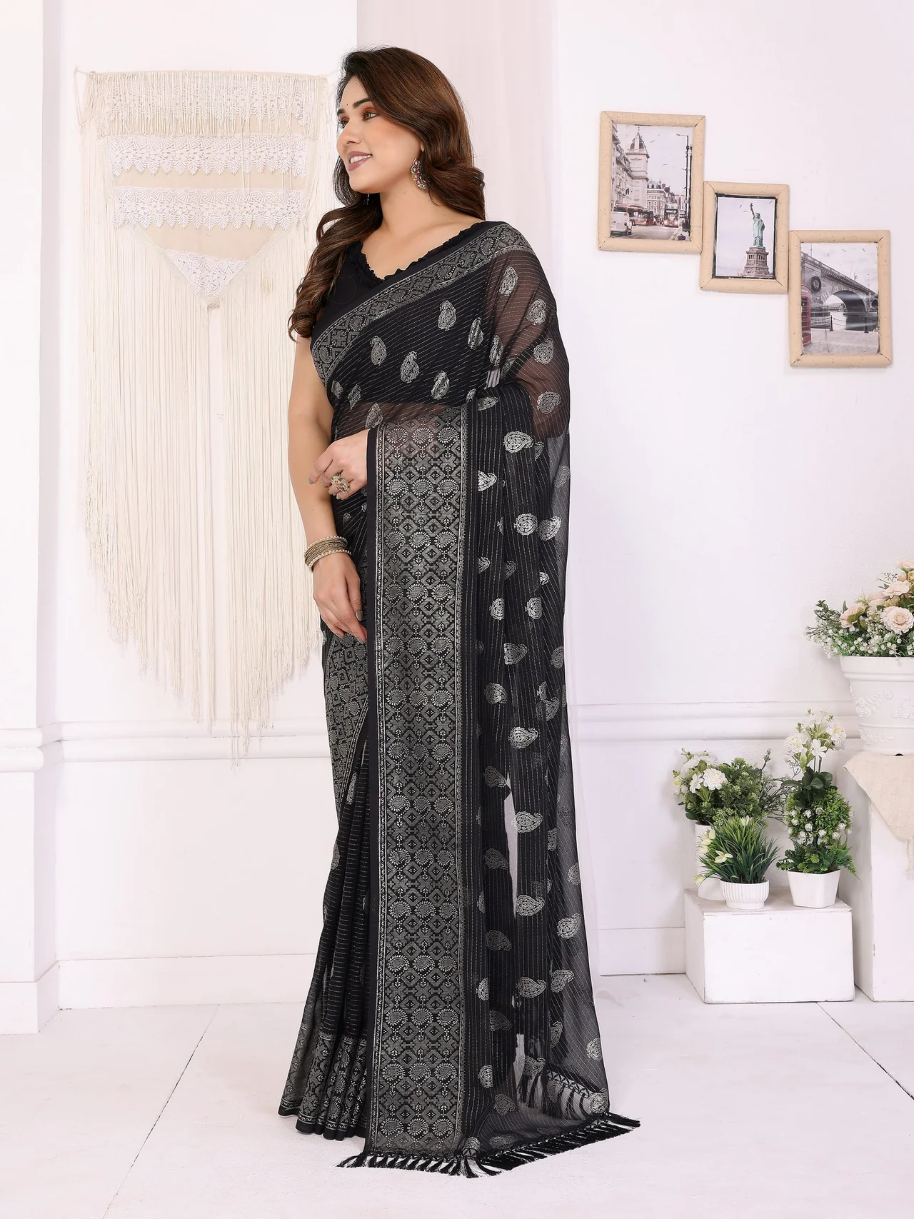 Georgette Plain Saree with Foil Work & Lace Detailing in Black — photo 4 of 8