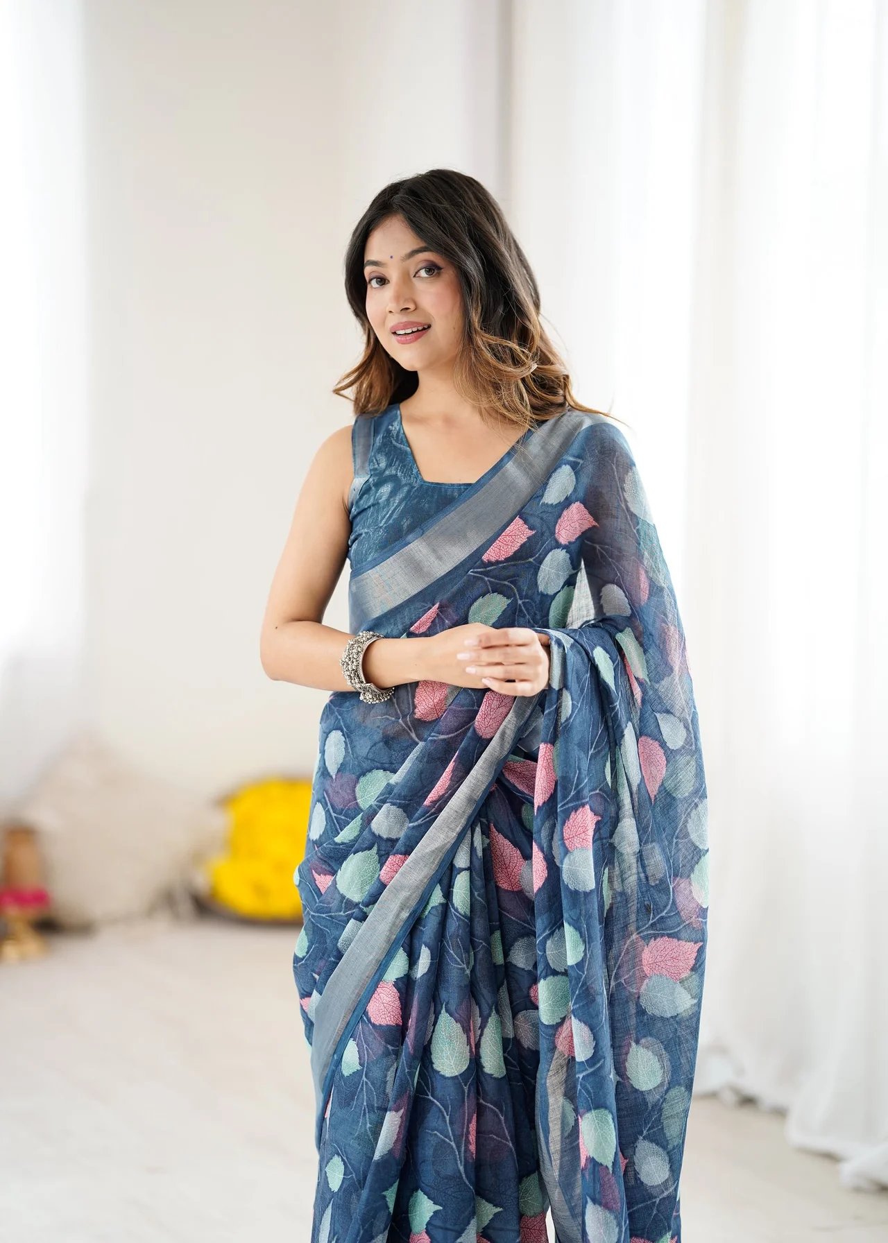 Lilan Patta Printed Saree with Unstich Georgette Blouse in Blue — photo 5 of 7