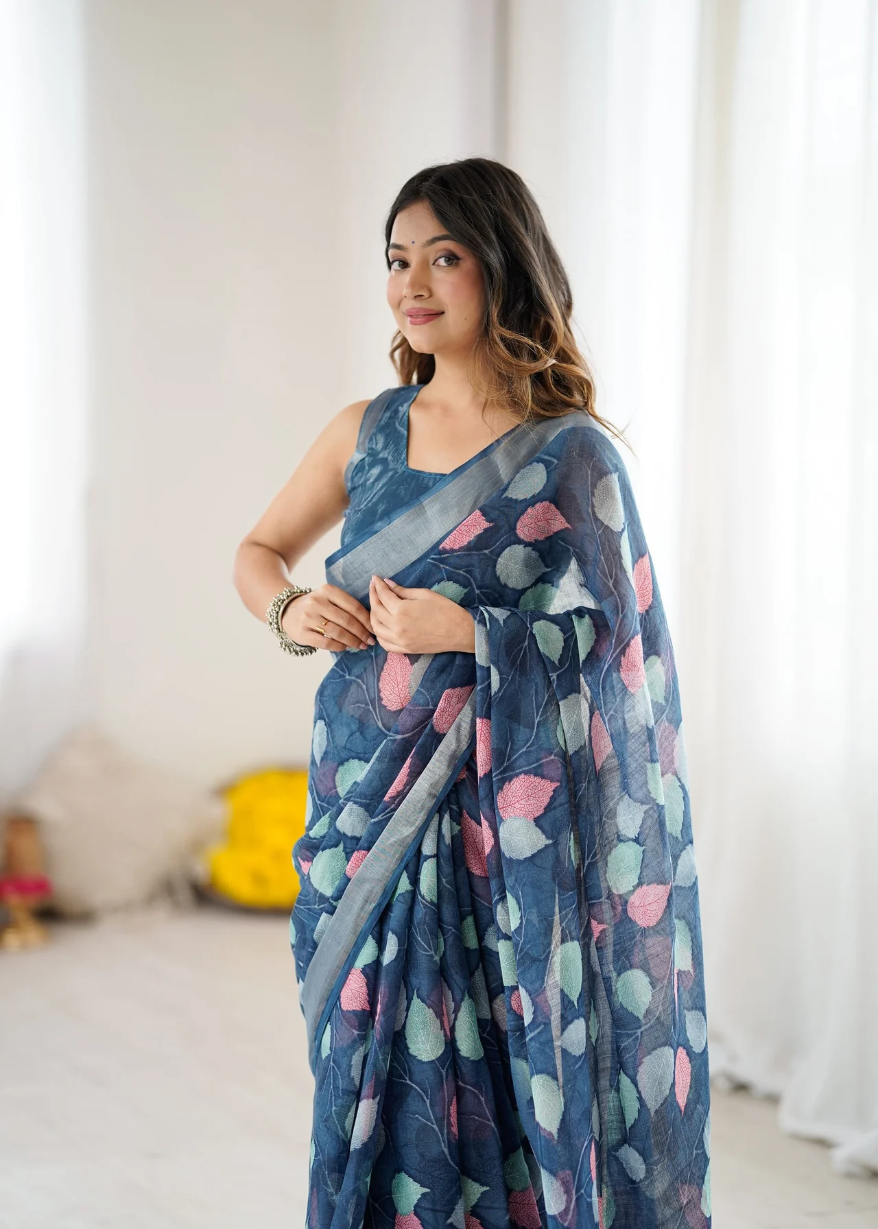 Lilan Patta Printed Saree with Unstich Georgette Blouse in Blue — photo 6 of 7