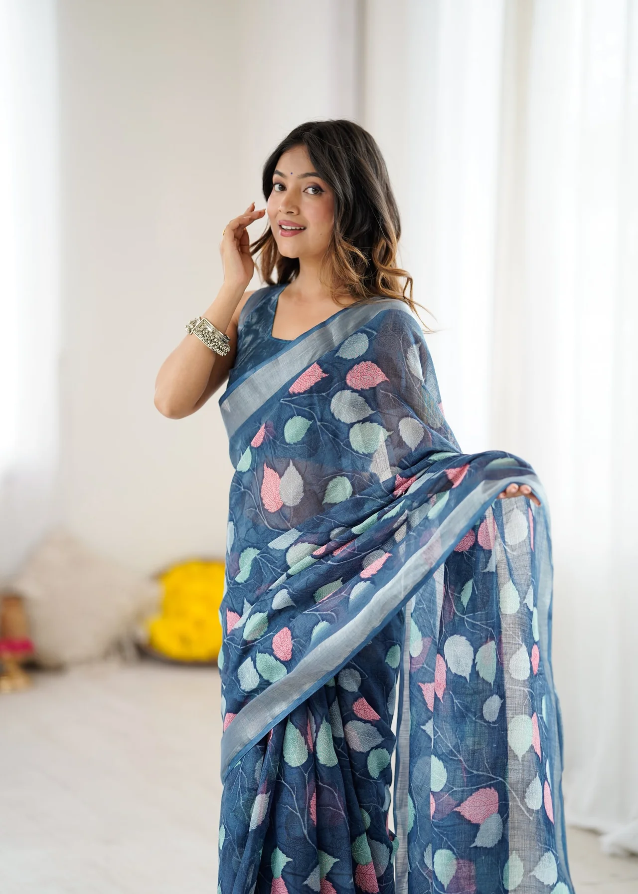 Lilan Patta Printed Saree with Unstich Georgette Blouse in Blue — photo 7 of 7