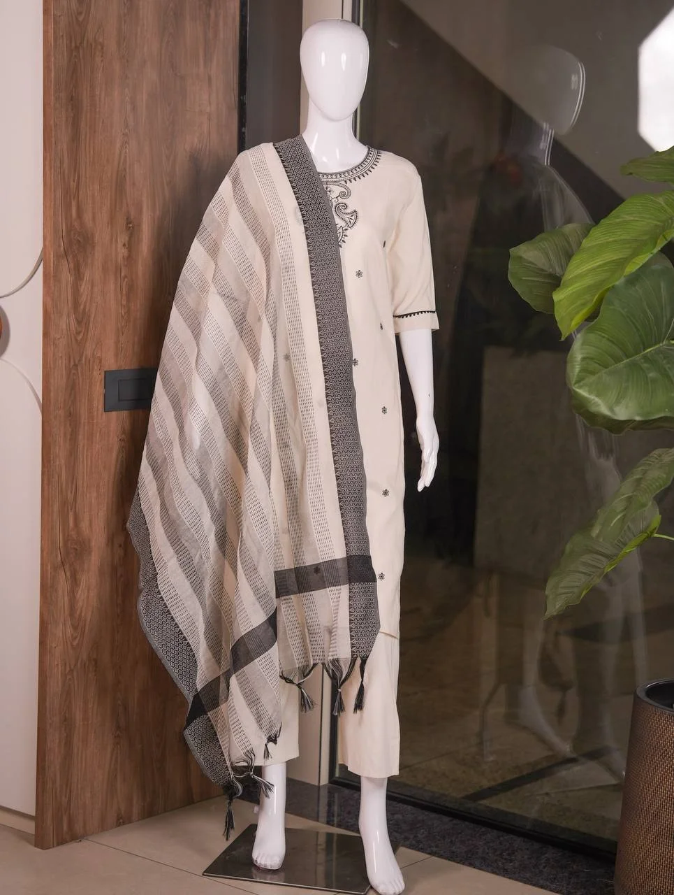 Cotton Paisley Neck Kurta Set with Palazzo in Off White — photo 4 of 6
