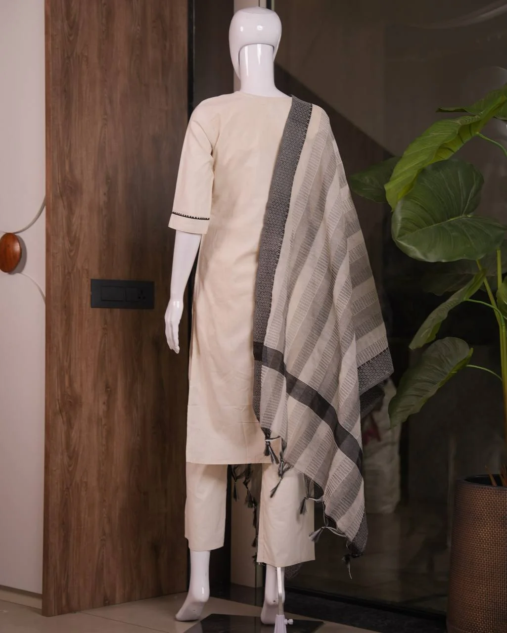 Cotton Paisley Neck Kurta Set with Palazzo in Off White — photo 5 of 6