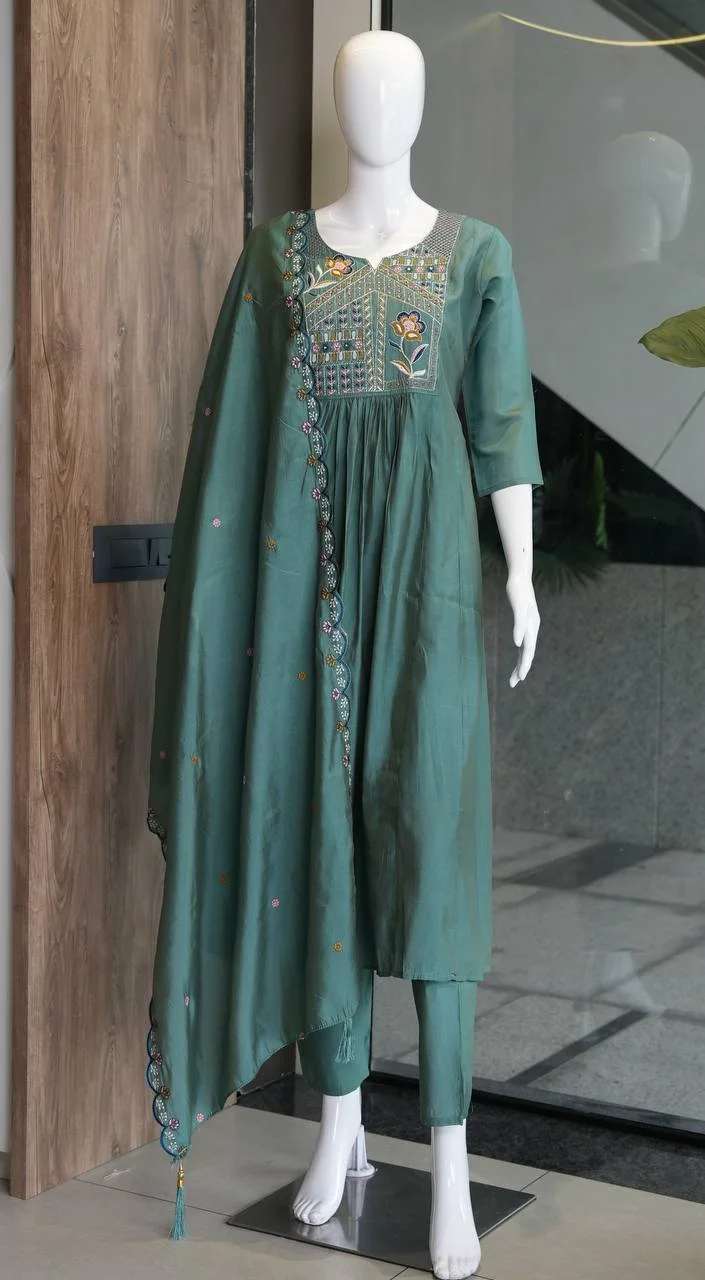 Silk Notch Neck Yoke Kurta Set with Palazzo in Teal — photo 4 of 6