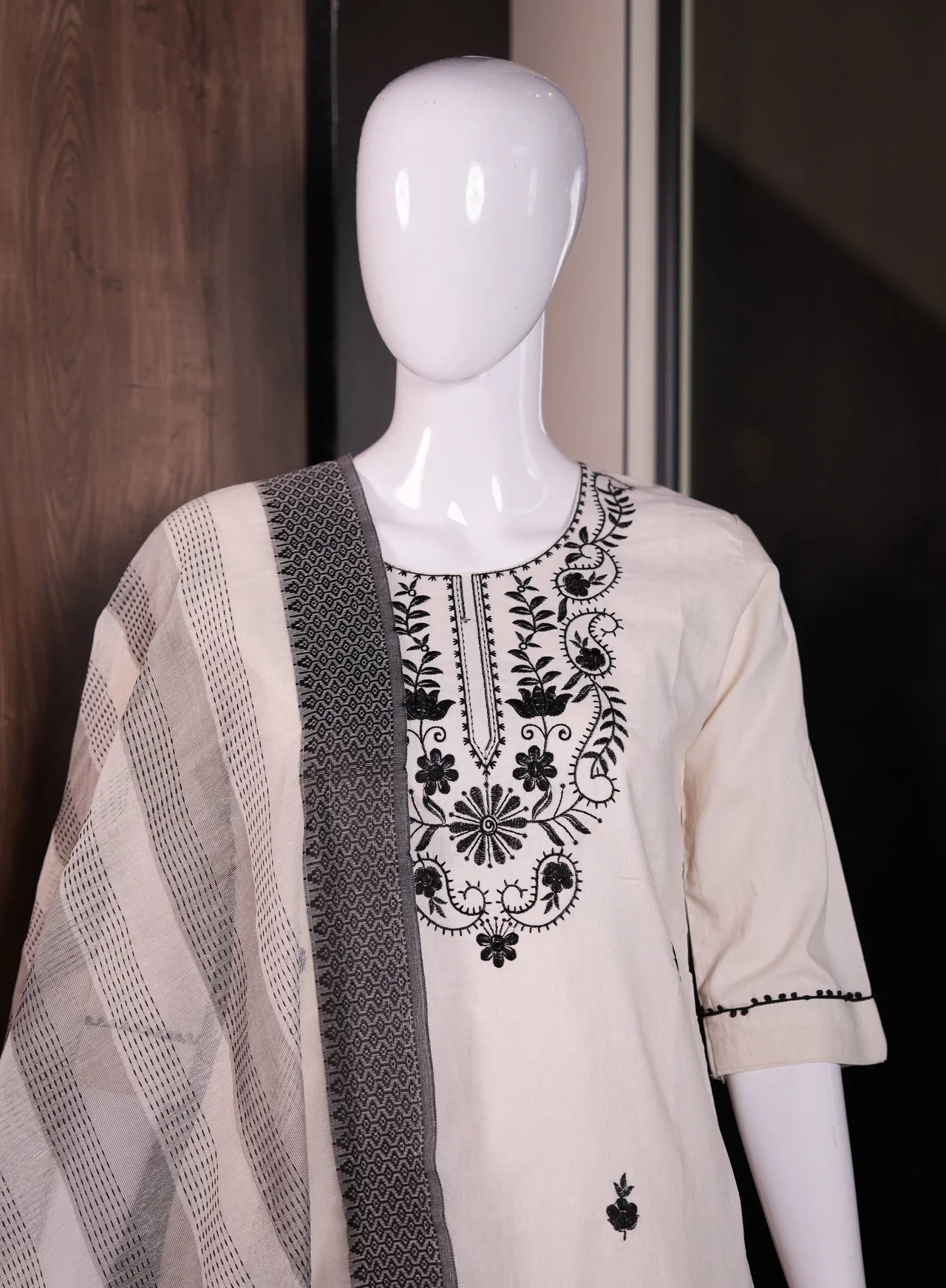 Cotton Floral Yoke Kurta Set with Palazzo in Off White — photo 5 of 7