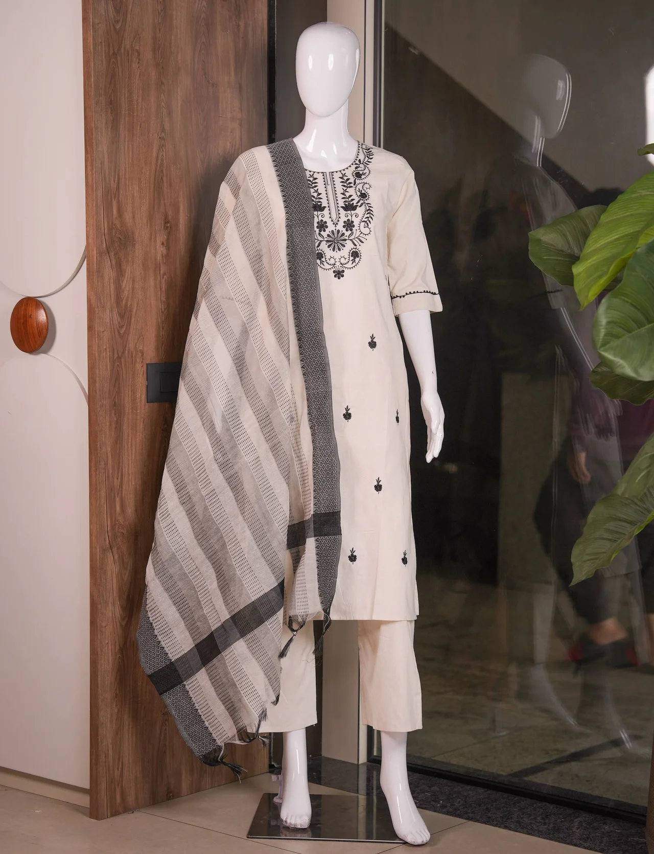 Cotton Floral Yoke Kurta Set with Palazzo in Off White — photo 6 of 7
