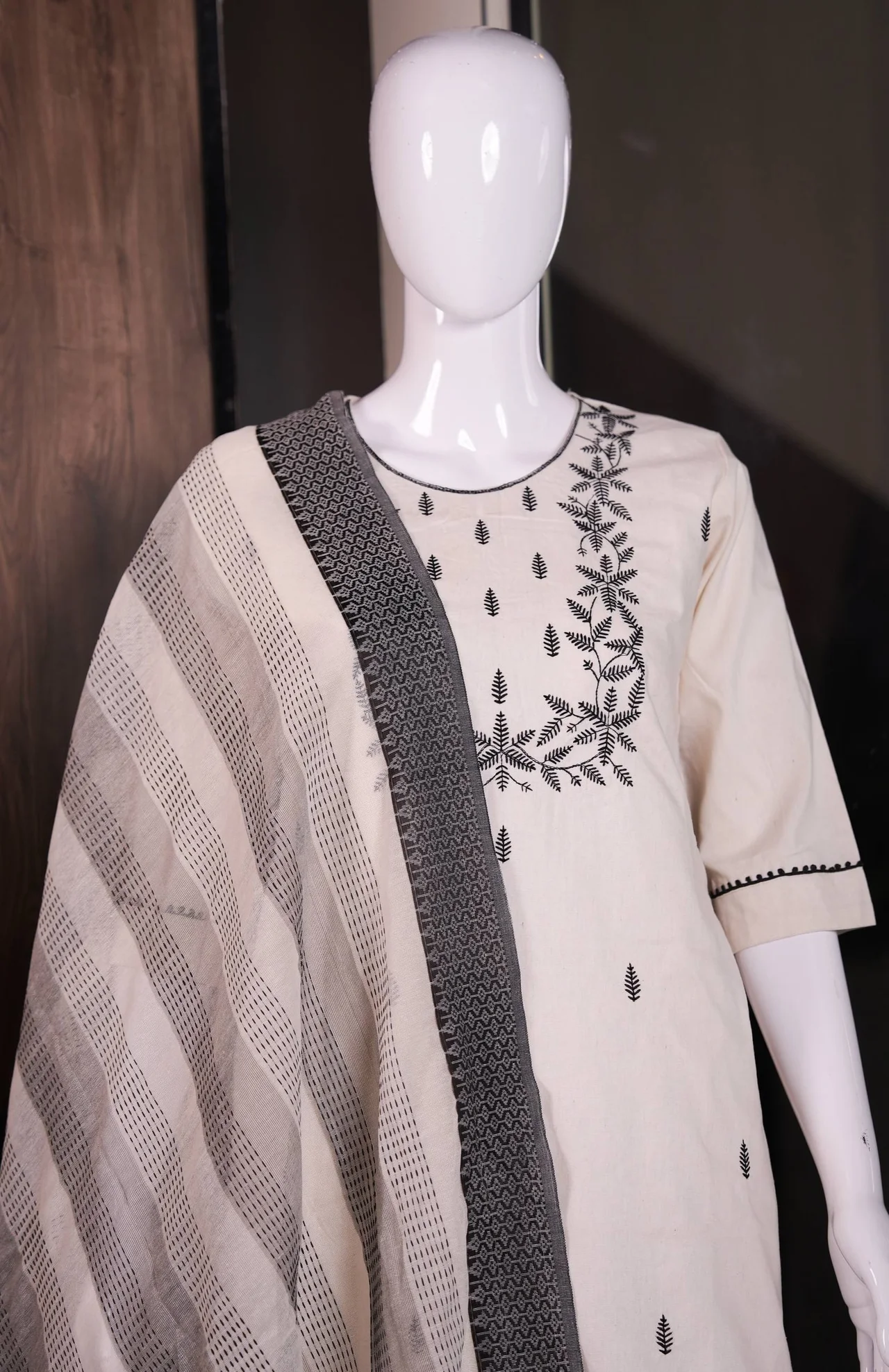Cotton Vine Embroidered Straight Kurta Set in Off White — photo 4 of 6