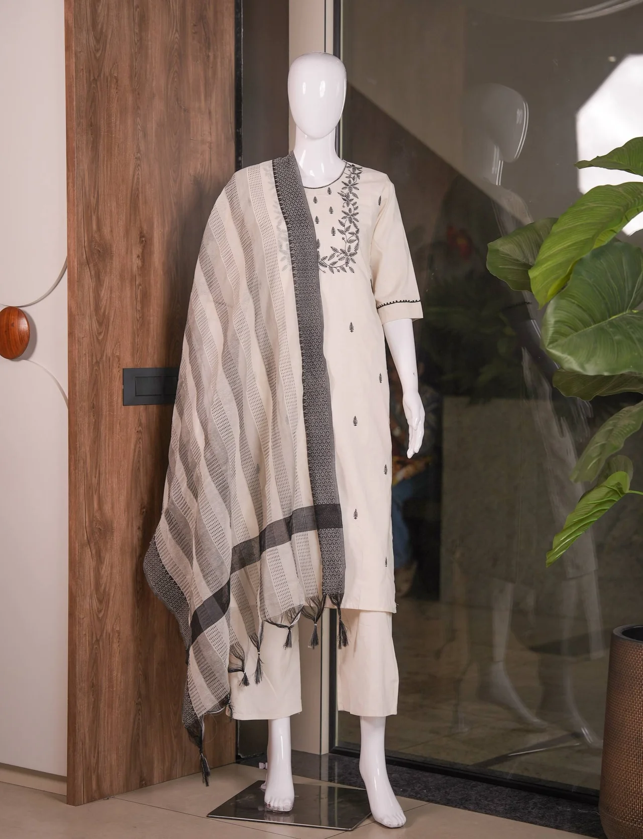 Cotton Vine Embroidered Straight Kurta Set in Off White — photo 5 of 6