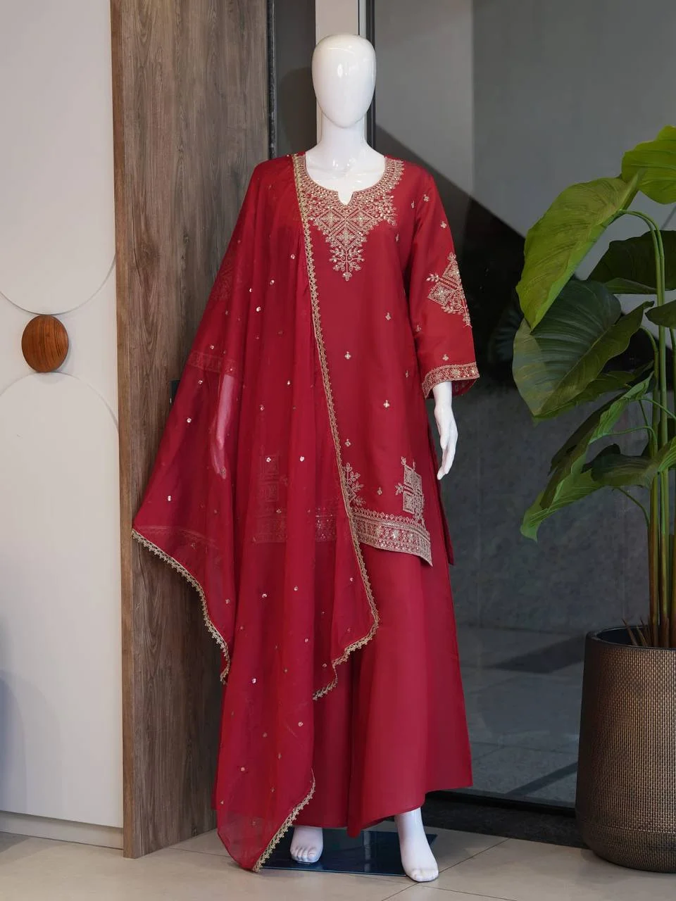 Roman Silk Sequin Kurta Set with Dupatta in Red — photo 4 of 6