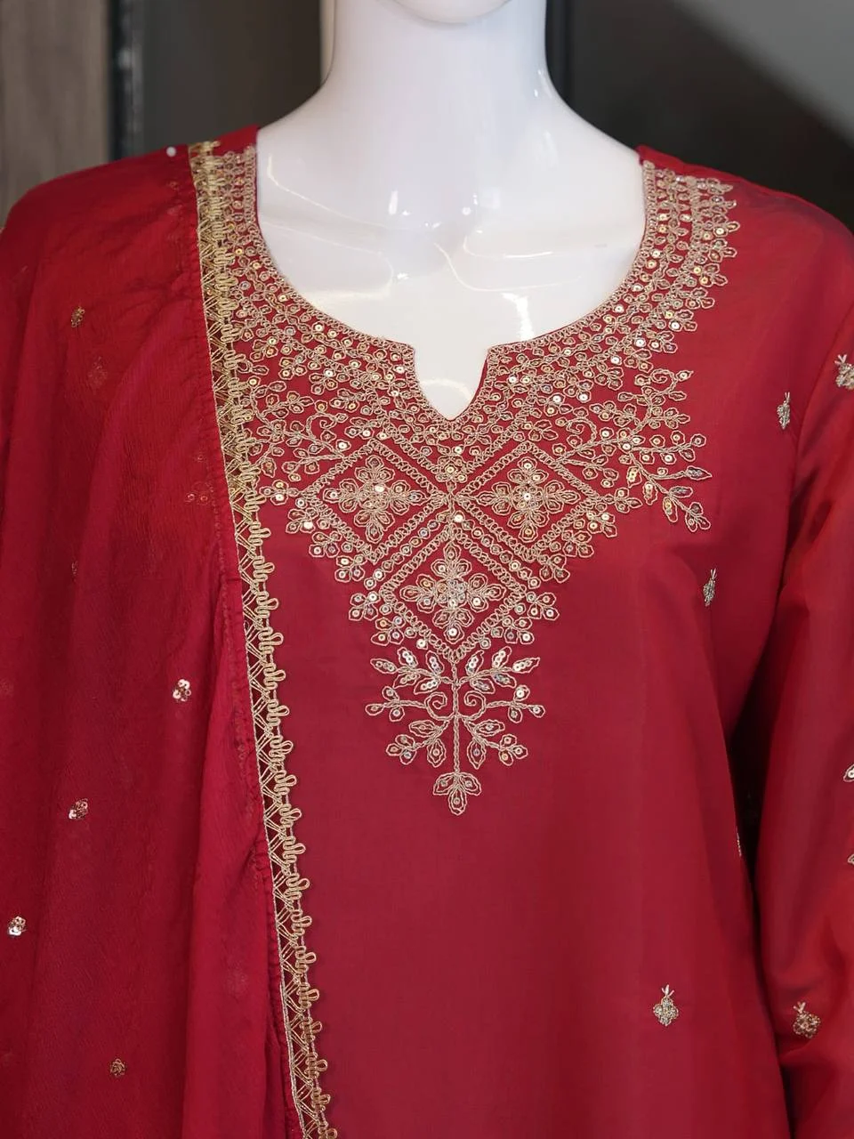 Roman Silk Sequin Kurta Set with Dupatta in Red — photo 5 of 6
