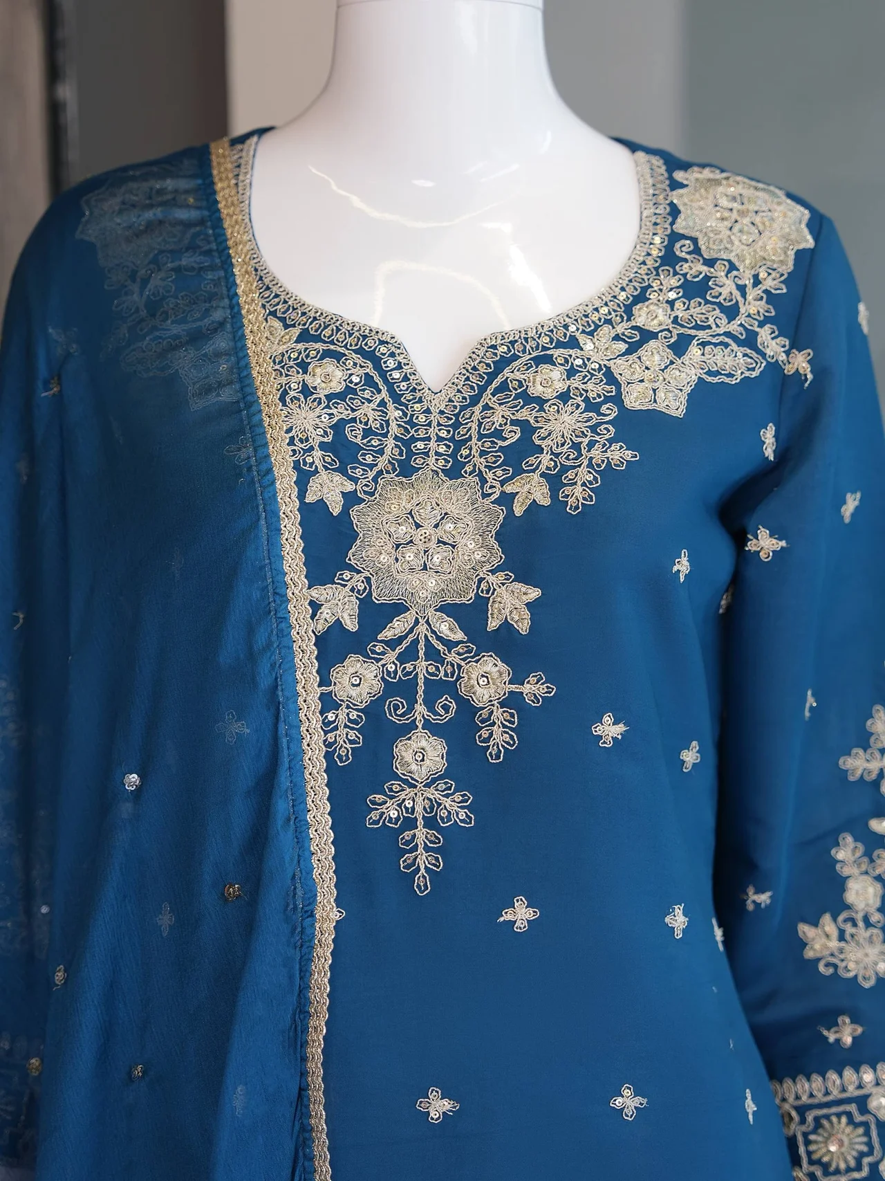 Roman Silk Embroidered Kurta with Dupatta in Peacock Blue — photo 5 of 7