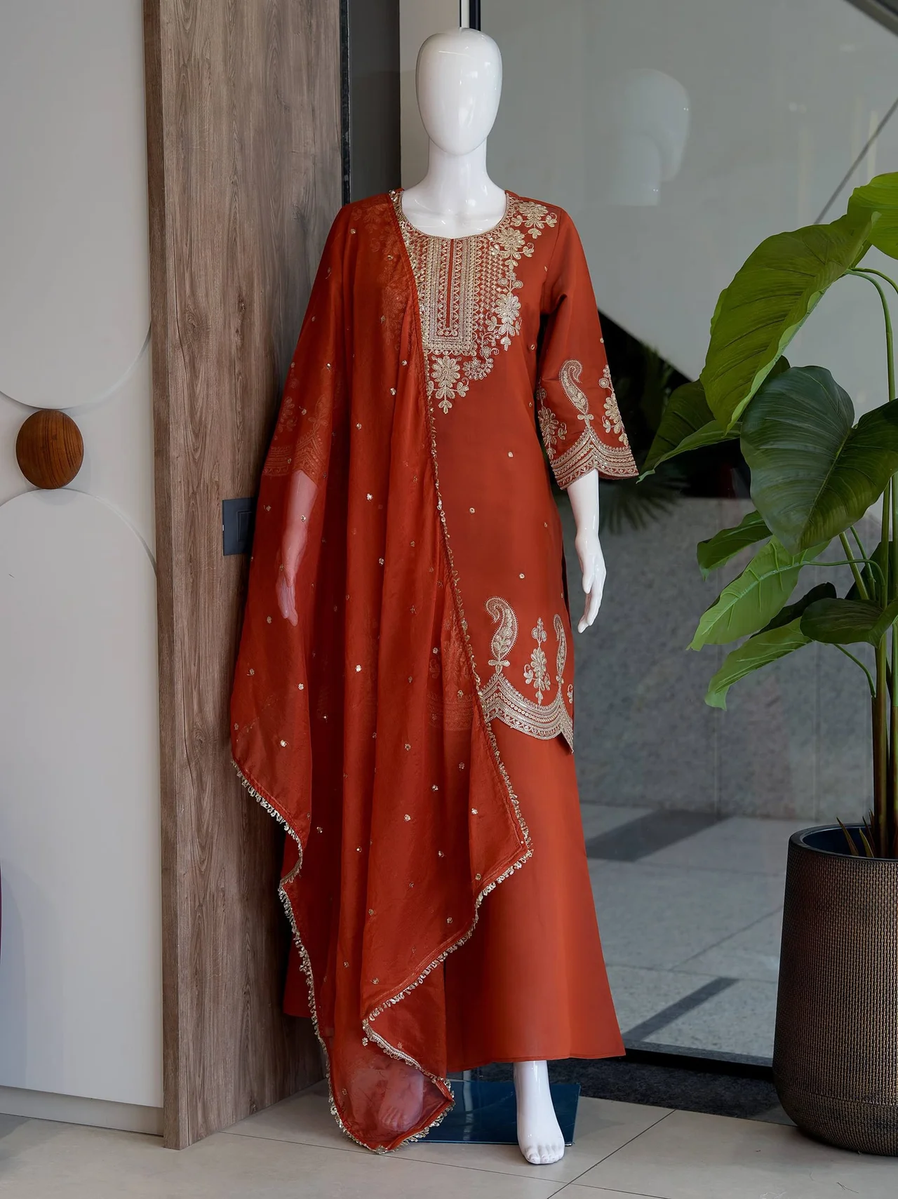 Roman Silk Paisley Kurta Set with Dupatta in Rust — photo 6 of 7