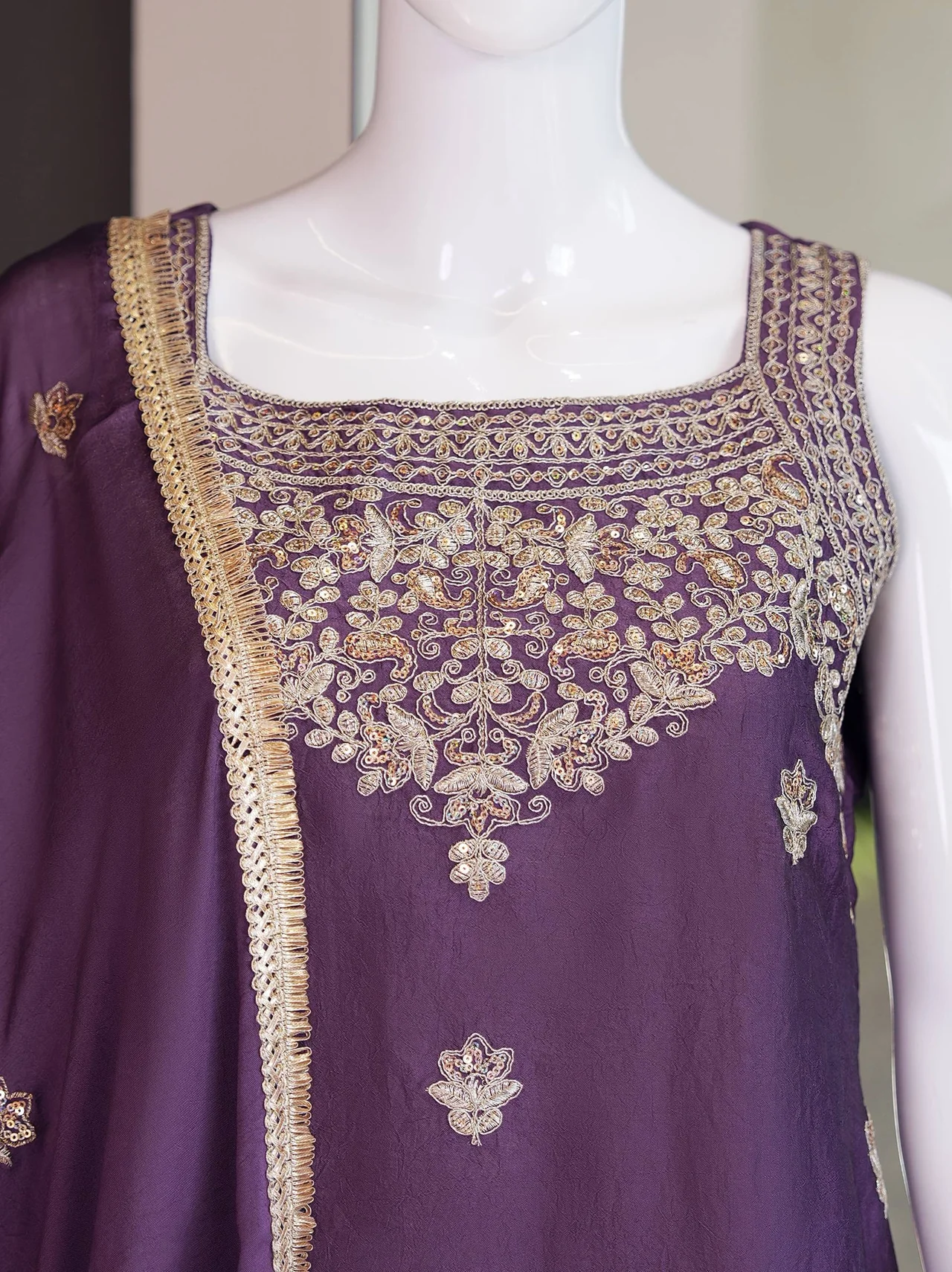 Sleeveless Sequin Kurta Set with Dupatta in Purple — photo 5 of 6