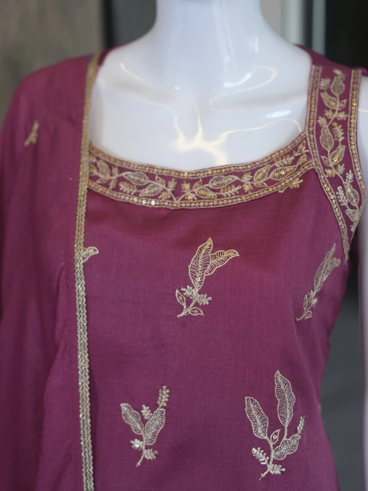 Silk Leaf Embroidered Kurta Set with Dupatta in Wine — photo 6 of 7