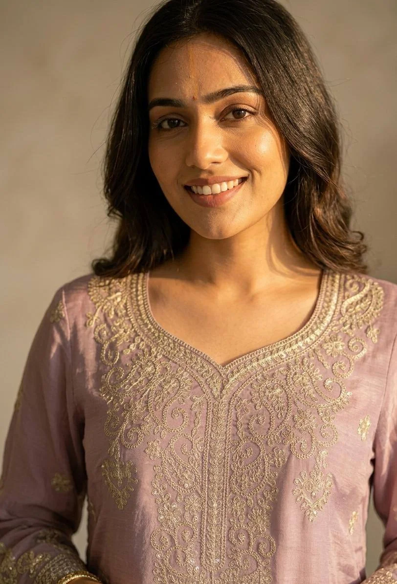 Silk V-Neck Sequin Kurta Set with Dupatta in Lilac — photo 3 of 6