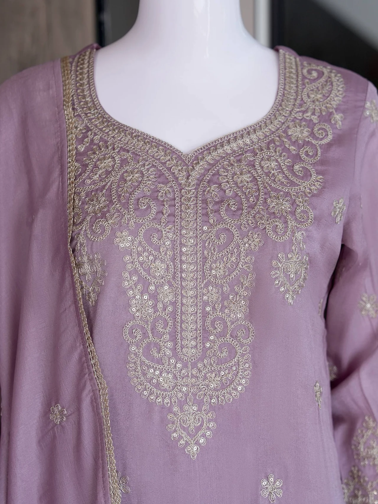Silk V-Neck Sequin Kurta Set with Dupatta in Lilac — photo 4 of 6