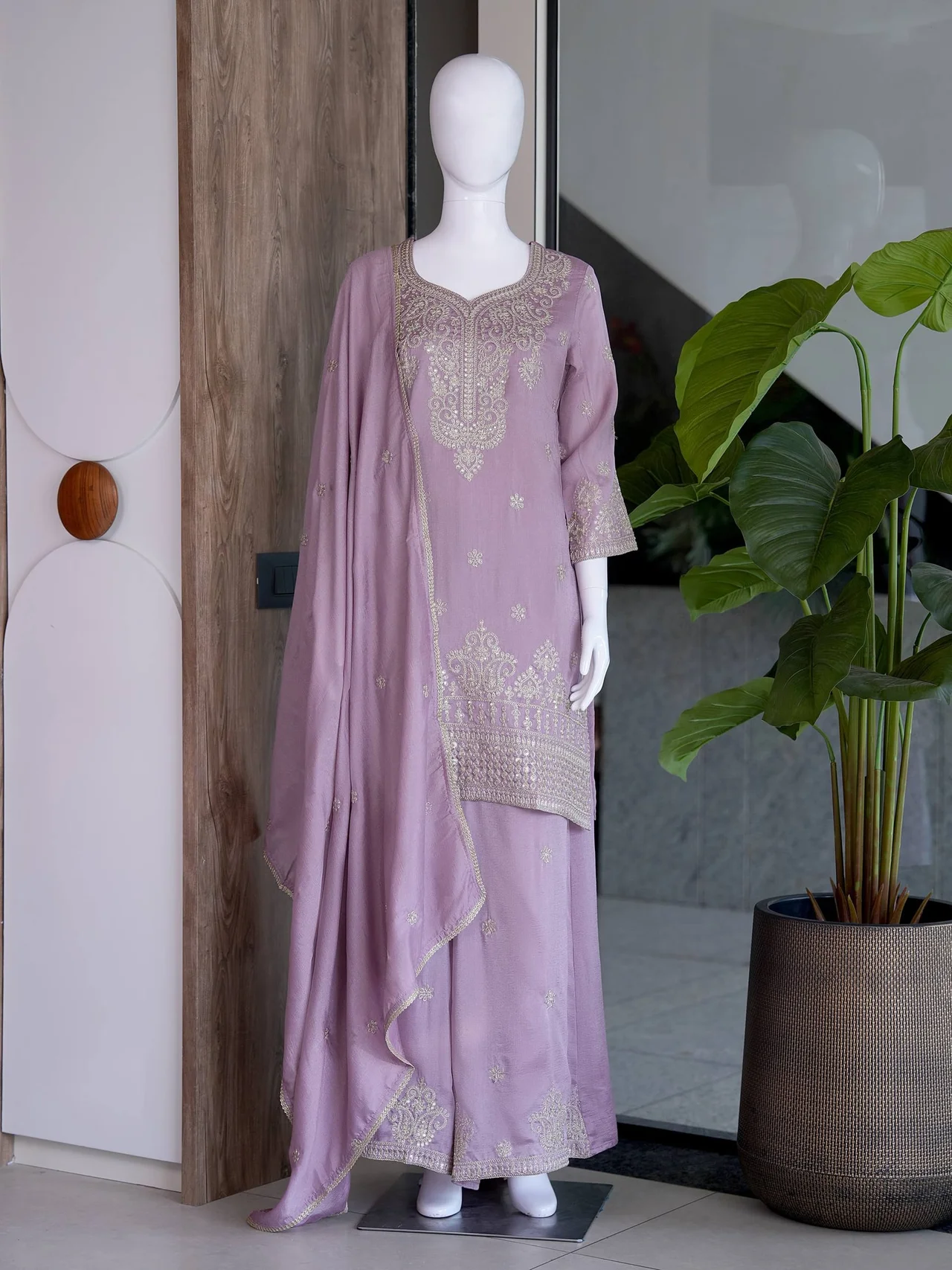 Silk V-Neck Sequin Kurta Set with Dupatta in Lilac — photo 5 of 6